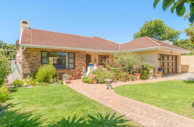 3 Bedroom Property for Sale in Meadowridge Western Cape